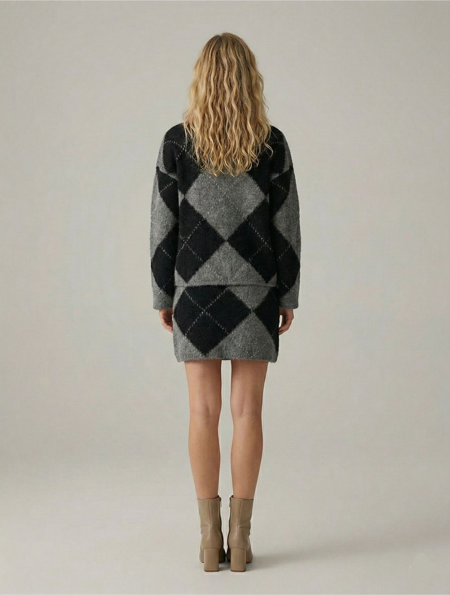 Elena | Elegantne kaheosaline komplekt klassikalise teemantmustriga